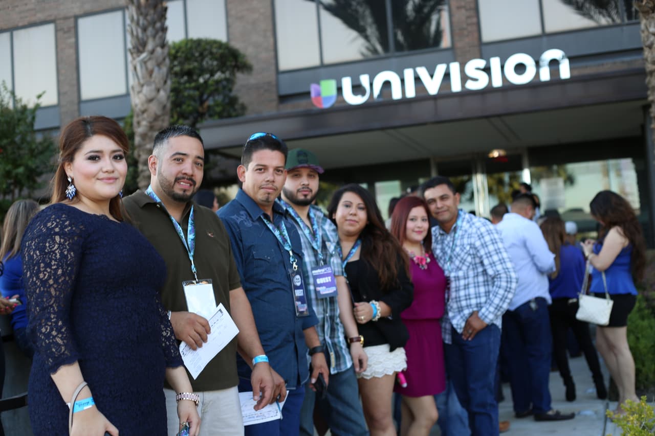 Los seguidores de La Leyenda se formaron y esperaron con paciencia para ingresar al Uforia Lounge en el edificio de Univisión Houston