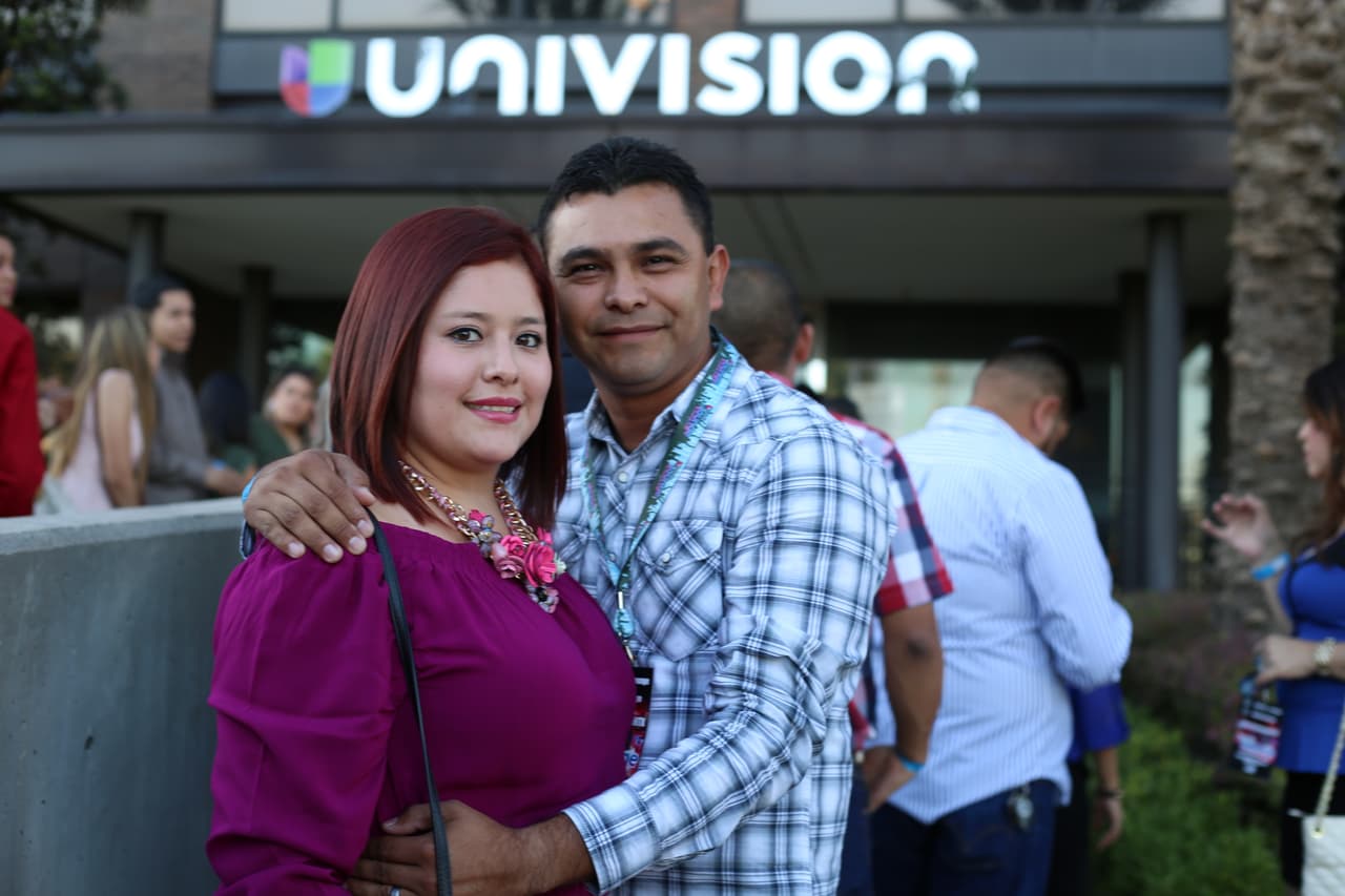 Los seguidores de La Leyenda se formaron y esperaron con paciencia para ingresar al Uforia Lounge en el edificio de Univisión Houston