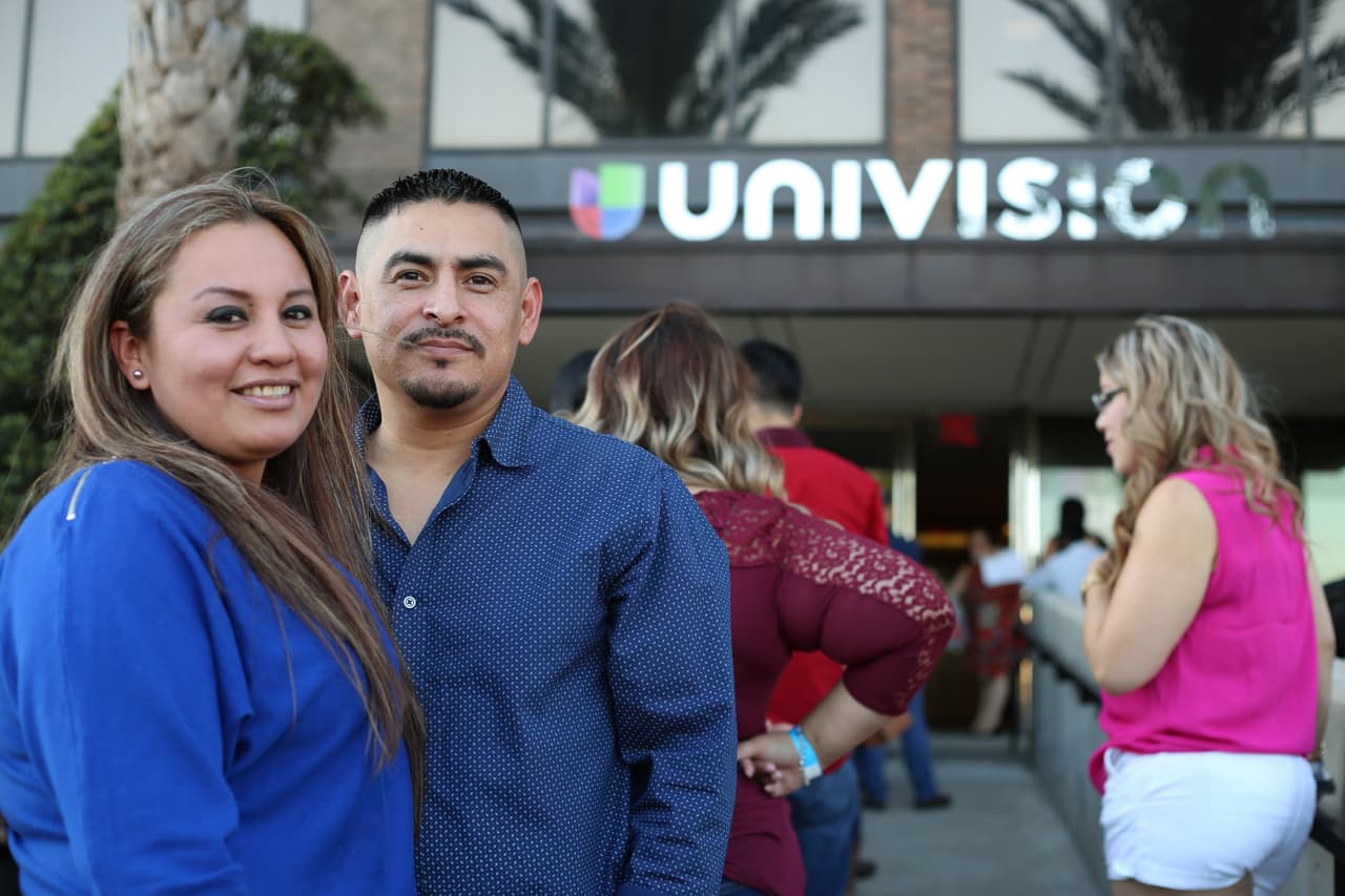 Los seguidores de La Leyenda se formaron y esperaron con paciencia para ingresar al Uforia Lounge en el edificio de Univisión Houston
