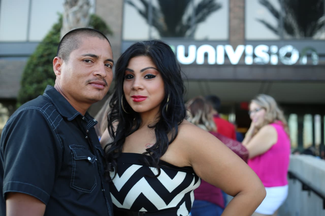 Los seguidores de La Leyenda se formaron y esperaron con paciencia para ingresar al Uforia Lounge en el edificio de Univisión Houston