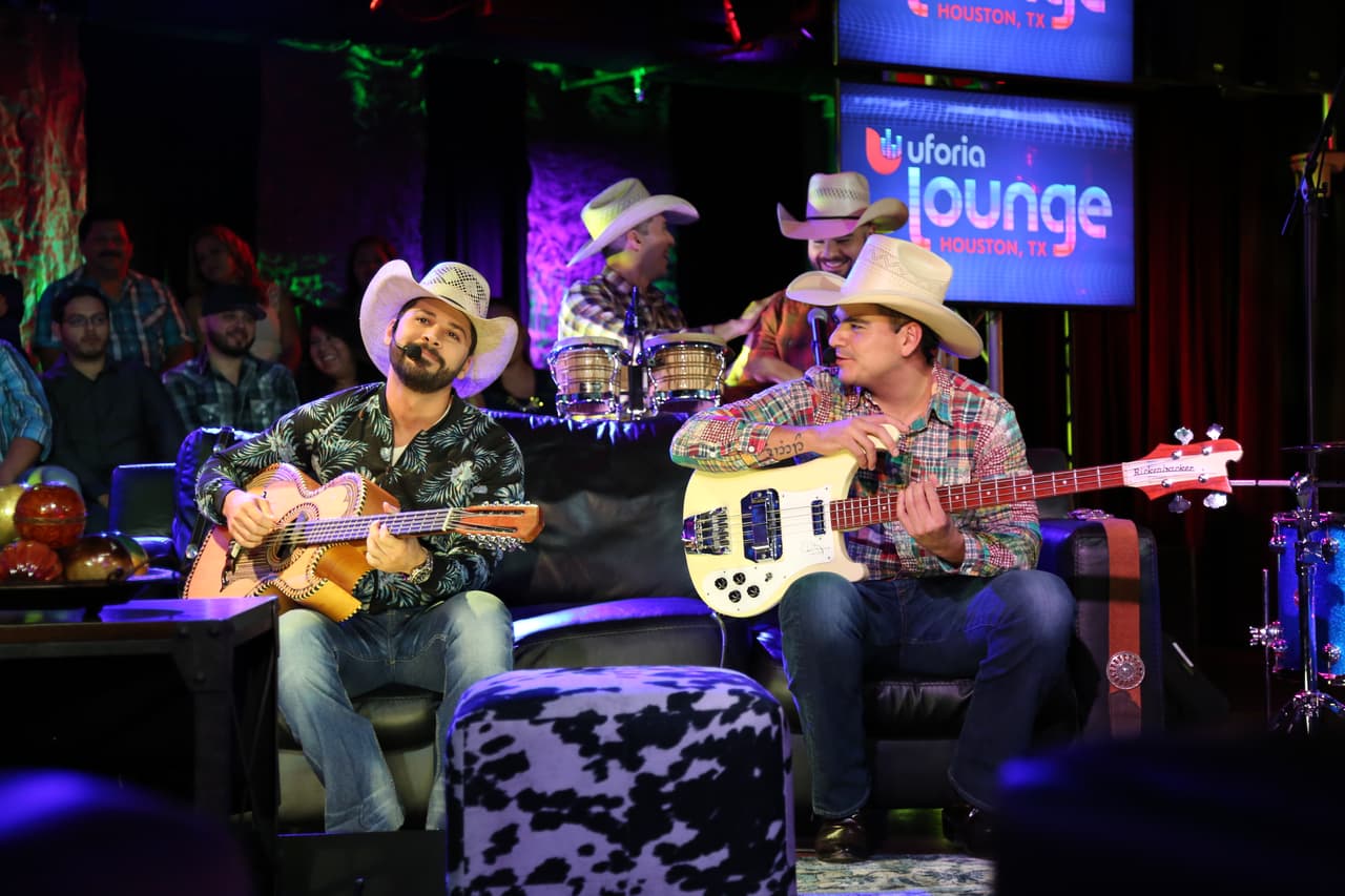 Risas, bromas, secretos, momentos especiales... con los guapos chicos de la Leyeda. Una experiencia única en el Uforia Lounge