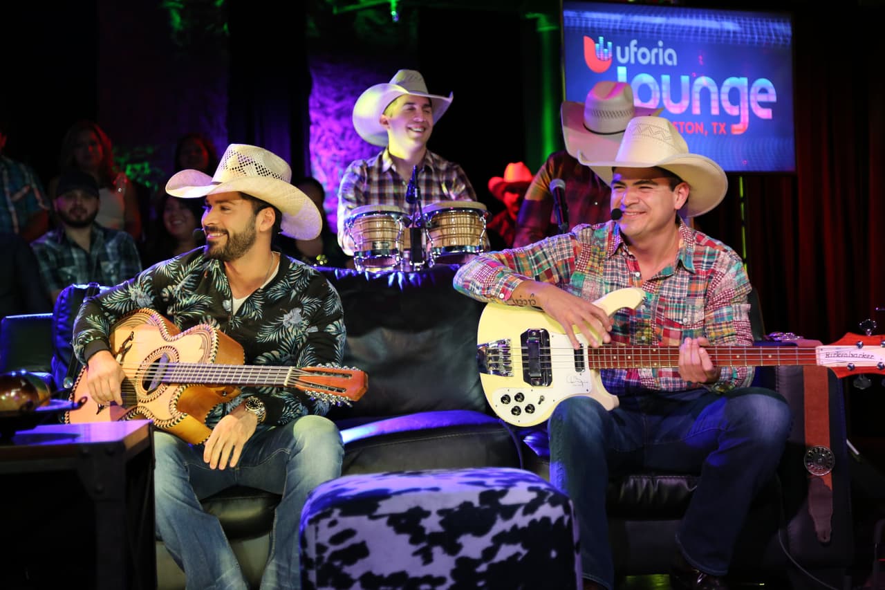 Risas, bromas, secretos, momentos especiales... con los guapos chicos de la Leyenda. Una experiencia única en el Uforia Lounge