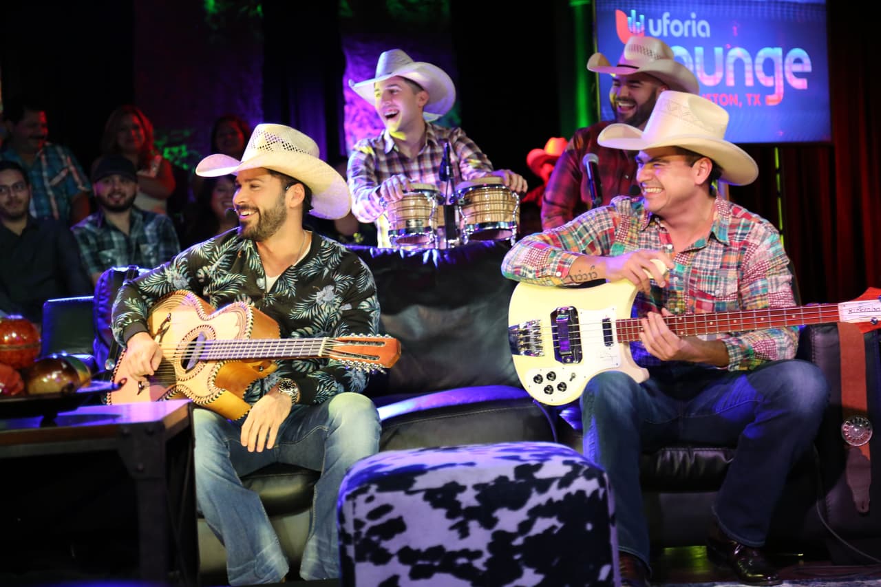 Los chicos guapos de La Leyenda bromearon y divirtieron a sus invitados.