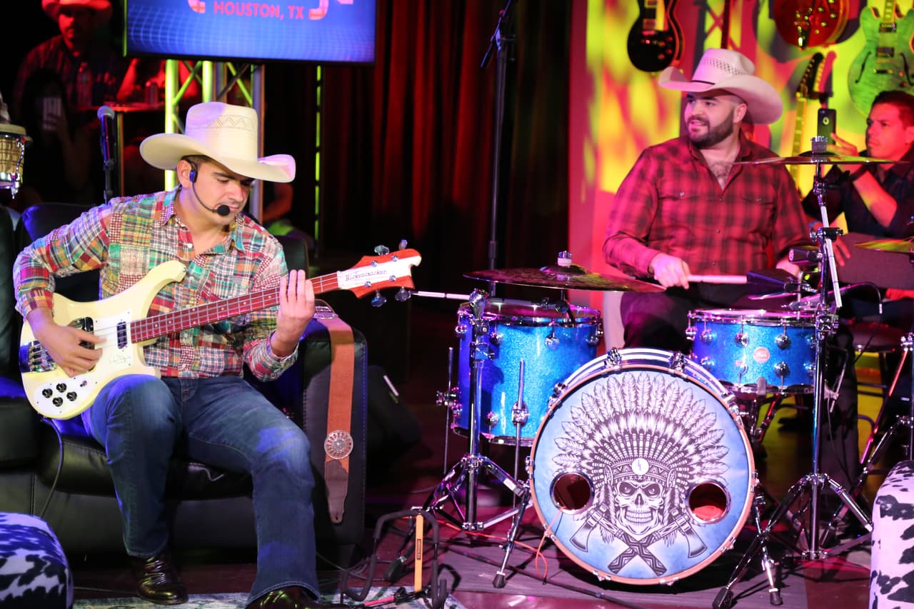 Risas, bromas, secretos, momentos especiales... con los guapos chicos de la Leyeda. Una experiencia única en el Uforia Lounge