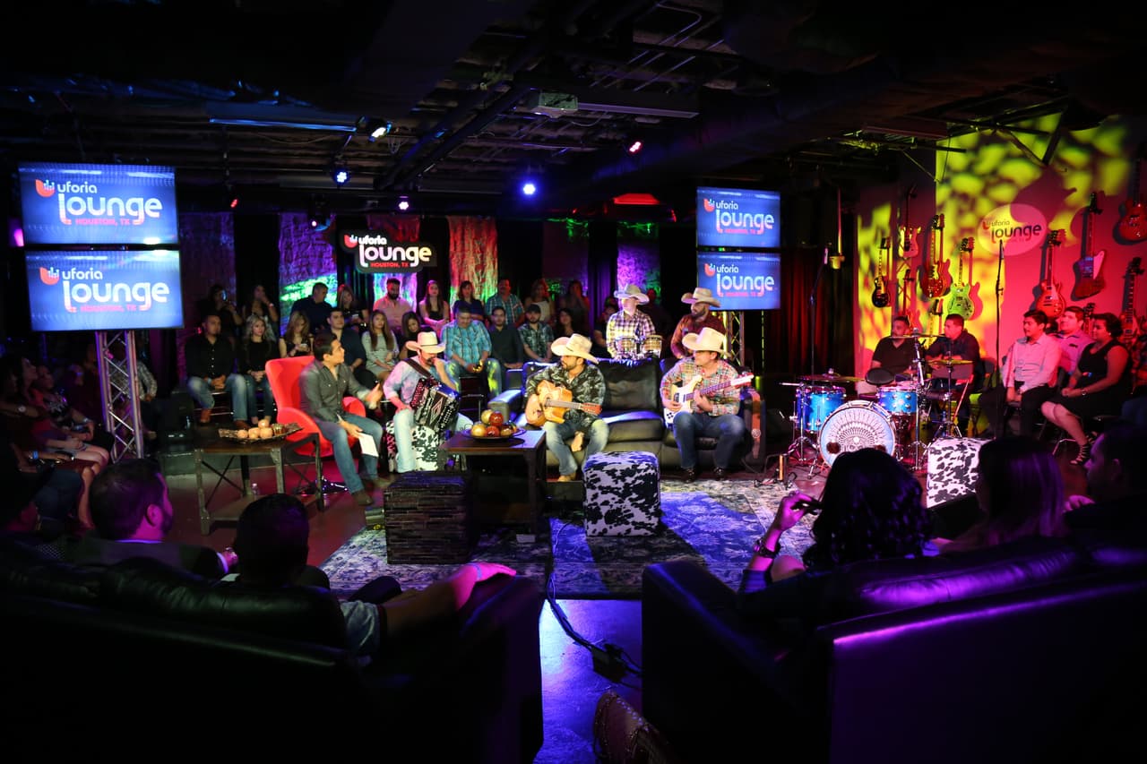 El guapísimo Eliseo Robles Jr. y sus también guapísimos compañeros, le contaron a Raúl Brindis muchos detalles de la historia del grupo.