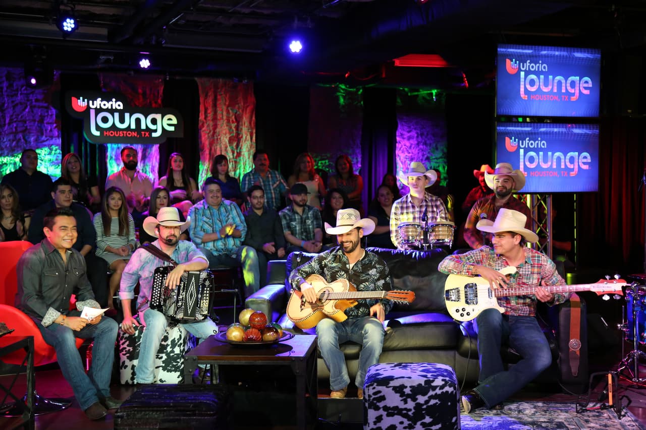 Los chicos guapos de La Leyenda bromearon y divirtieron a sus invitados.