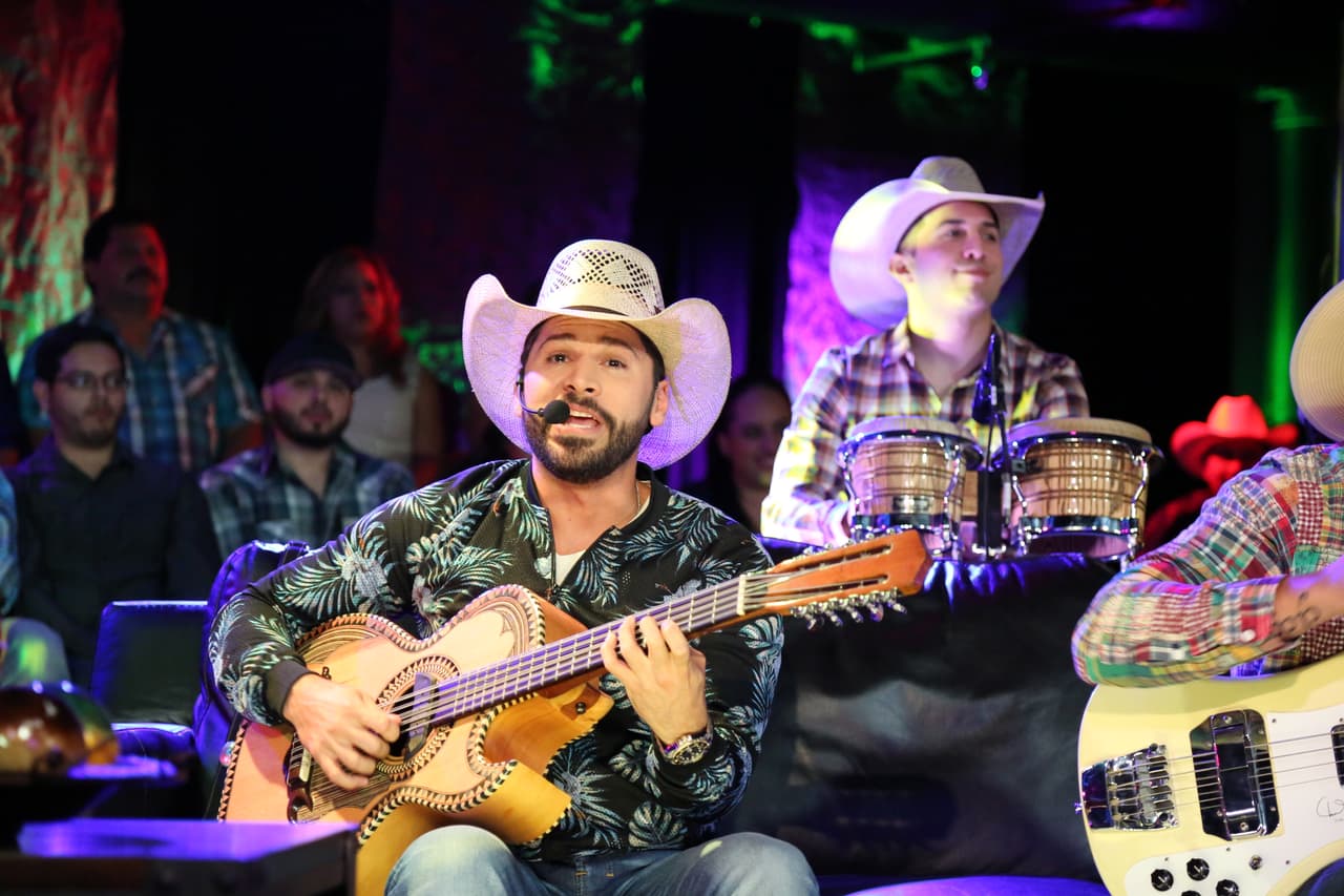 Encantador Eliseo Robles Jr. y encantadora su voz!