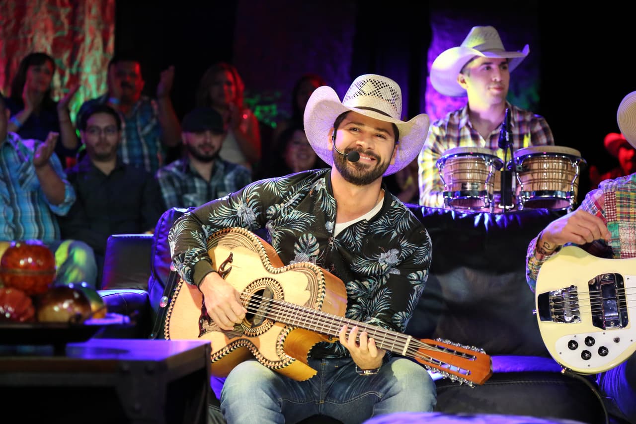 Encantador Eliseo Robles Jr. y encantadora su voz!