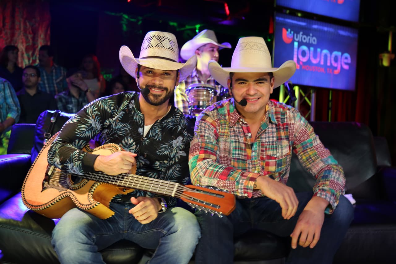 Risas, bromas, secretos, momentos especiales... con los guapos chicos de la Leyenda. Una experiencia única en el Uforia Lounge