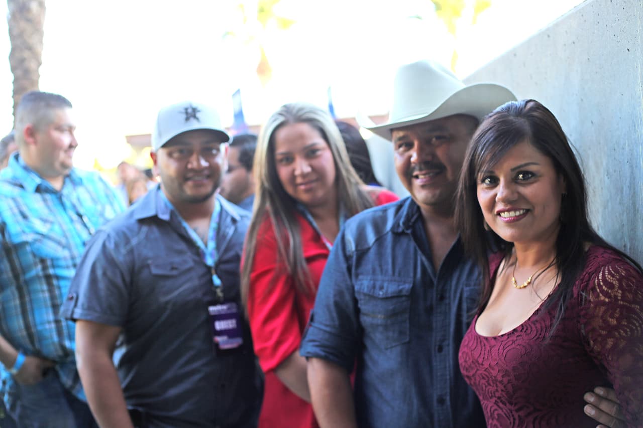 Los seguidores de La Leyenda se formaron y esperaron con paciencia para ingresar al Uforia Lounge en el edificio de Univisión Houston