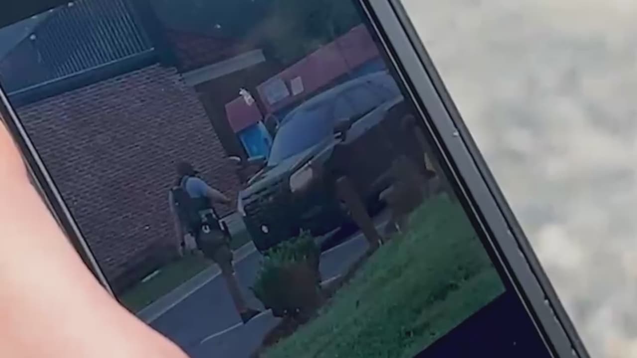 Presuntos agentes de ICE persiguieron a un hispano en plaza comercial de Gainesville
