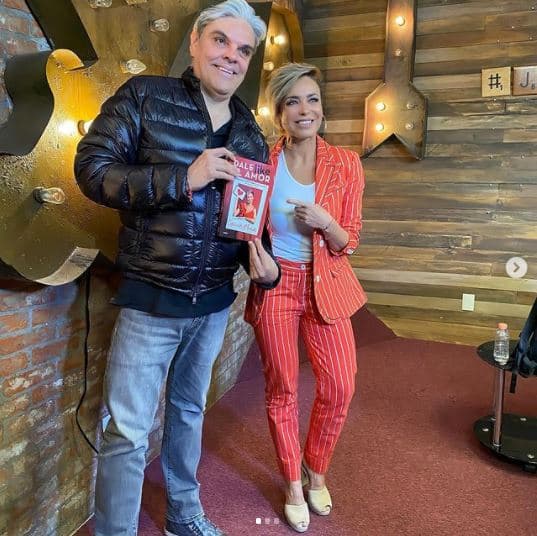Otro 'outfit' formal que le encantó a los seguidores de Carmen Muñoz fue este coordinado durante la promoción de su libro 'Dale like al amor' (2021). Constató de blazer y pantalón naranja y de rayas blancas, el cual combinó con una playera blanca en lugar de una camisa con el fin de lucir muy jovial y divertida.