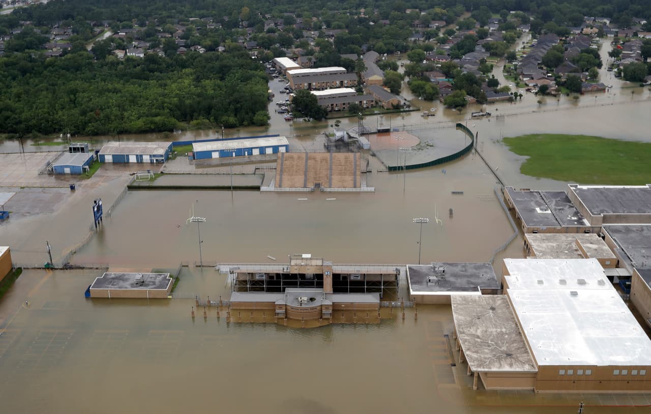 Un estadio de futbol inundado en Houston.