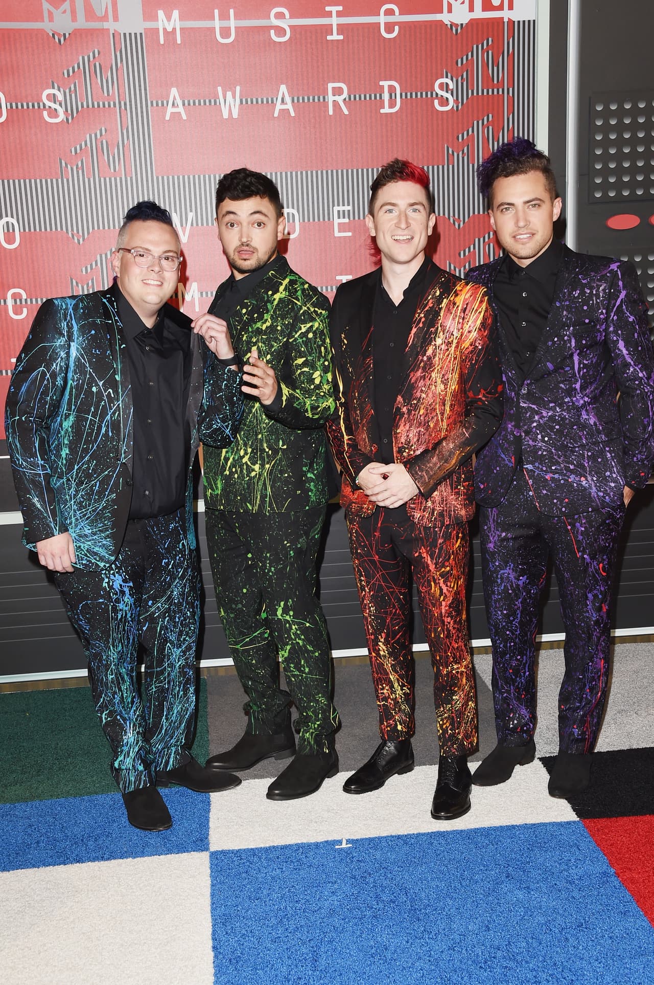 'Shut Up And And Dance' – Walk The Moon: Este divertido sonido de Walk The Moon te dará todas las ganas que seguro aún no tienes para regresar a clases y divertirte con tus amigos.