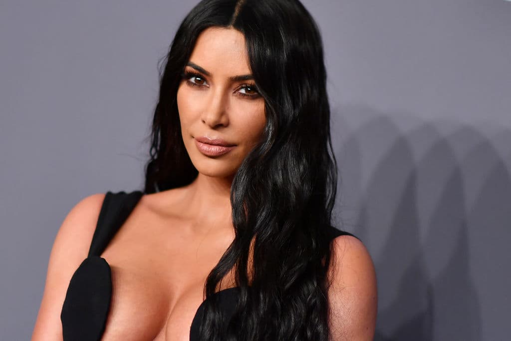 <b>Kim Kardashian </b>
<br>
<a href="https://www.univision.com/deportes/kim-kardashian-y-maluma-juntos-fotos">La empresaria y socialité</a> ha sido constantemente criticada por su desempeño como madre de cuatro hijos.