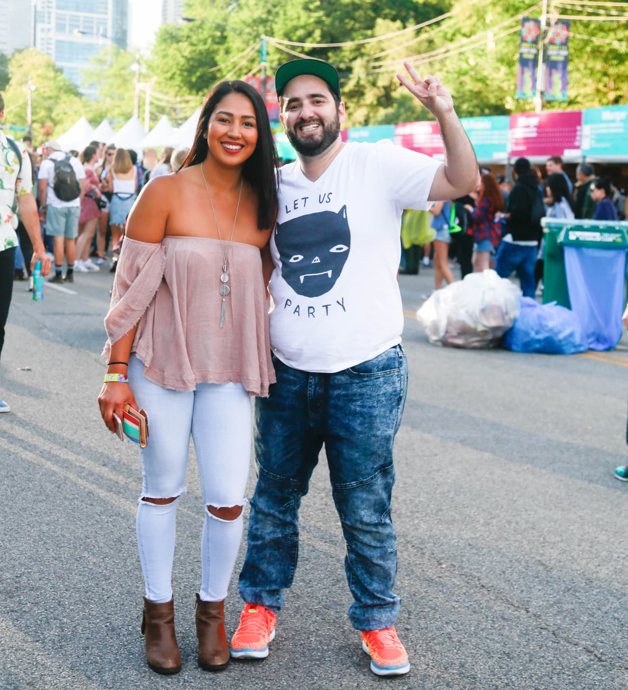 Desde disfraces de unicornios hasta atuendos muy veraniegos, pero eso sí muy buena vibra. Aquí una galería de fotos de la moda y el ambiente de Lollapalooza.