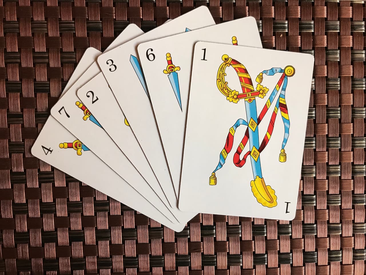 No obstante, entre la esperanza de solución nos advierte de arranques de inseguridad, celos, desconfianza, egoísmo y otros temores que nos afectarán en el camino a salir del hoyo en que estamos.