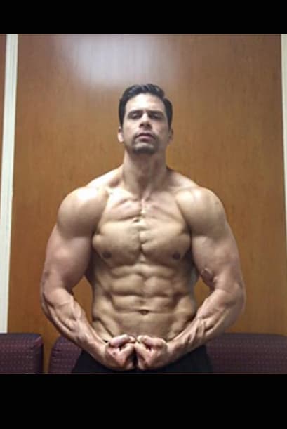 El actor está más que listo para hacer travesuras junto a Angelique Boyer y desmayar a más de una con sus músculos.