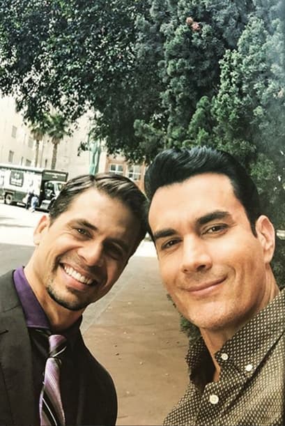 Pedro está feliz con este personaje y con sus compañeros, así lo vemos durante las grabaciones de la telenovela producida por Angelli Nesma.