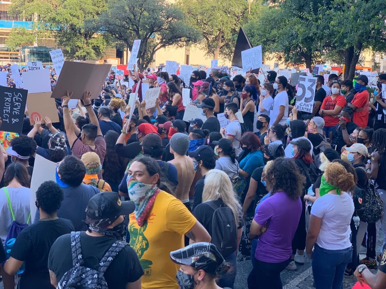 A las 6:20, varios miles de manifestantes arribaron a las instalaciones del Departamento de Seguridad Pública.
