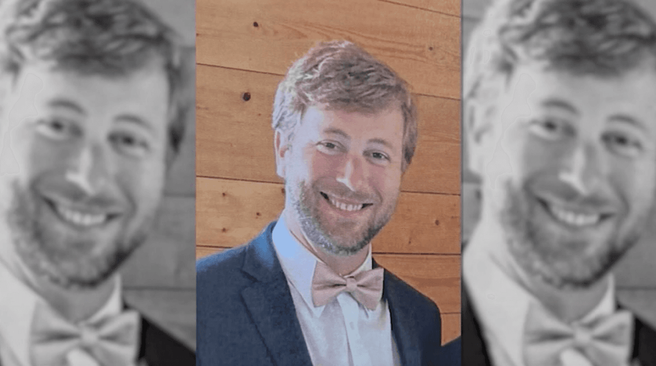 La Policía de Raleigh
<a href="https://www.univision.com/local/north-carolina-wuvc/policia-de-raleigh-cree-haber-encontrado-el-cuerpo-de-un-hombre-de-39-anos-reportado-como-desaparecido-video">cree haber encontrado el cuerpo sin vida de Andy Banks,</a> un hombre de 39 años visto por última vez el fin de semana en el área de Cameron Village, en Raleigh.