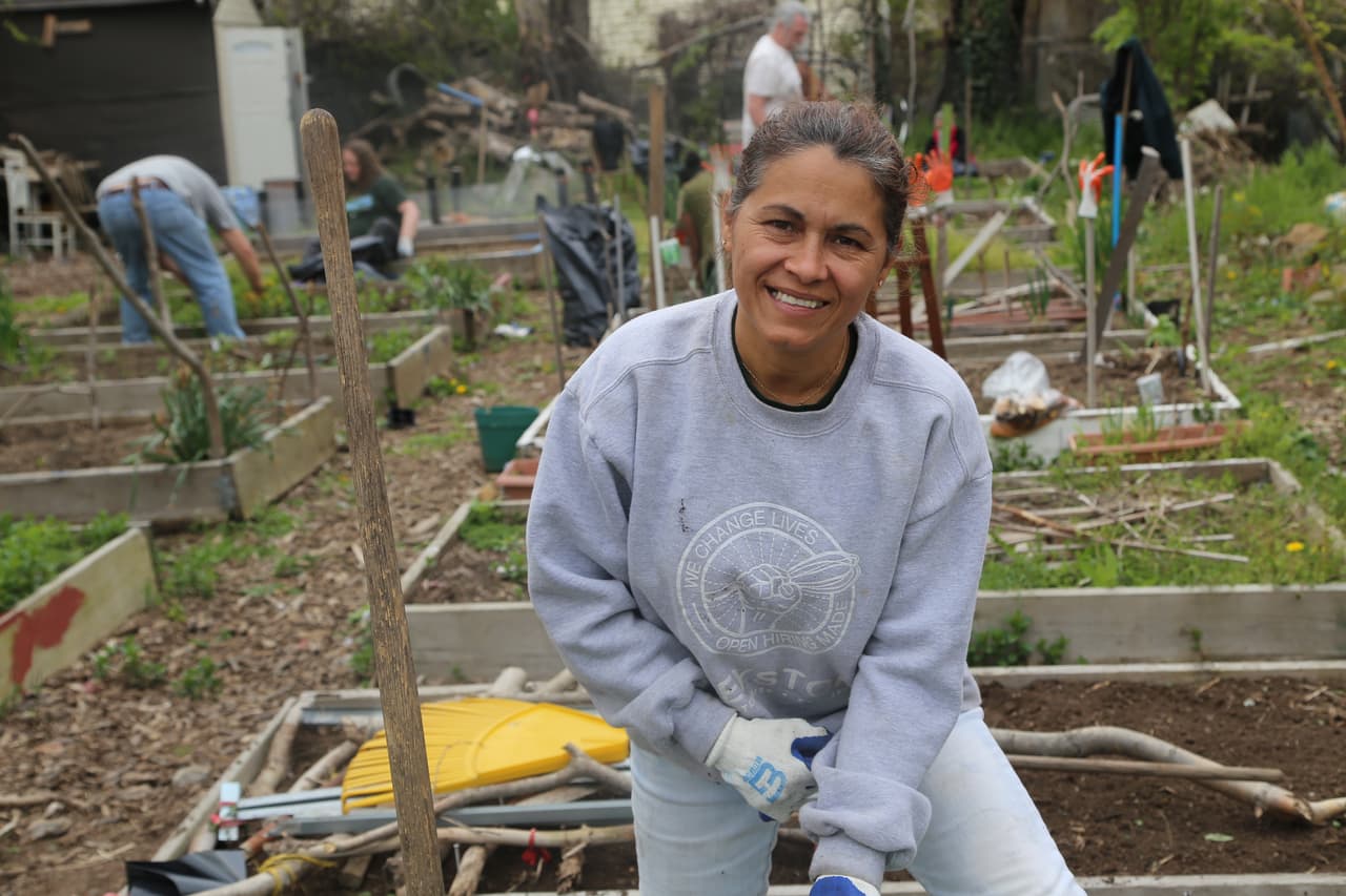 Los que se presentan obtienen un trabajo que comienzan como aprendices y completan un curso de 10 meses de capacitación laboral y habilidades para la vida. Luego, se les asigna un trabajo básico, como operar máquinas mezcladoras o supervisar el corte y envasado de brownies para su distribución y luego empiezan a crecer.
<br>