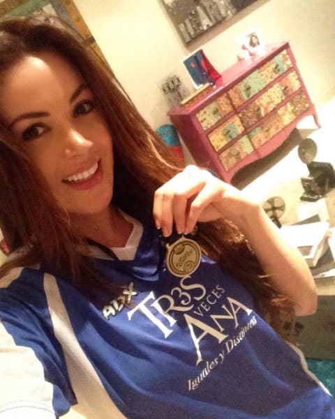 El equipo ganador fue el azul, así que Nataly Umaña presumió su medalla dorada.