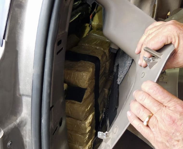 Los agentes deben utilizar su intuición para descubrir los compartimentos en los esconden la droga.