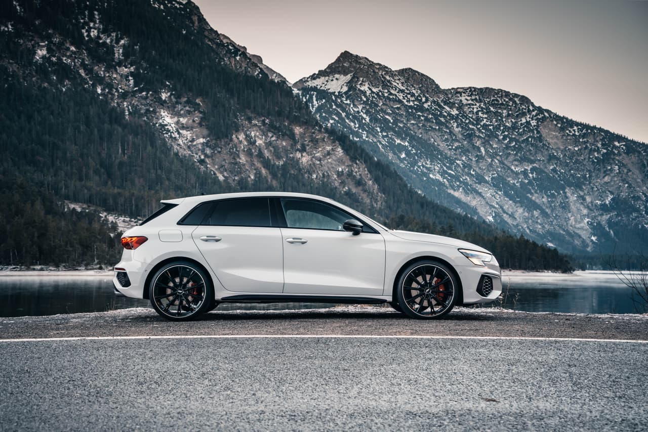 <h3 class="cms-H3-H3"><b>Blanco</b></h3>
<br>
<br>En promedio, un vehículo en 
<b>color blanco</b> y en condiciones nuevas tiene un precio de $39,167, mientras que una unidad con 3 años de uso tiene un precio de $24,279, lo que representa una 
<b>depreciación del 38.0%</b>.
<br>
<br>
<b>Comparado con el promedio general: </b>1.01x