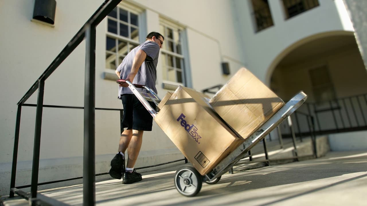 Ante las condiciones extremas, 
<b>los repartidores que operan para servicios como Amazon Flex, Uber Eats y DoorDash deben adoptar medidas preventivas para asegurar su salud</b> y bienestar mientras realizan sus entregas bajo el implacable sol texano. 
<b>Aquí algunos consejos vitales para enfrentar el calor y la humedad.</b>