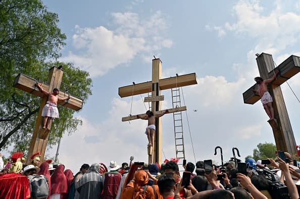 El populoso barrio mexicano de Iztapalapa volvió este viernes a salir a sus calles para revivir la Pasión y muerte de Cristo, una de las celebraciones más antiguas que se realizan en México durante la Semana Santa.