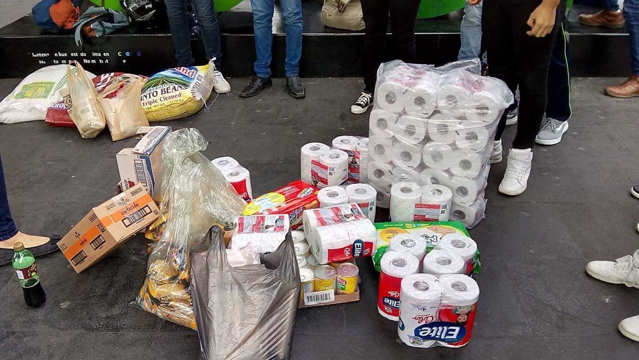 Gracias a donaciones de familiares y amigos, logró juntar 600 dólares y los mandó a parientes en Cuernavaca, Morelos para que compraran víveres y otros artículos de primera necesidad.