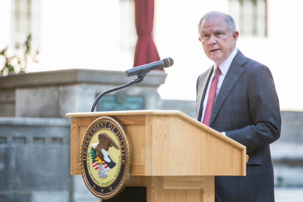 El fiscal
<b><a href="http://www.univision.com/temas/jeff-sessions">Jeff Sessions</a></b> había pedido que cualquier beneficiario de fondos federales permitiera a agentes migratorios entrar en sus cárceles y cuestionar el estatus migratorio de los detenidos.