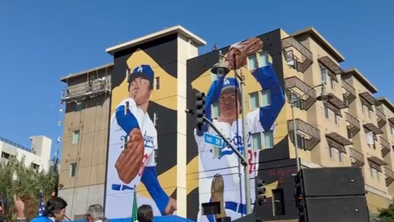 Para muchos asistentes,
<b> el mural es un tributo familiar y personal.</b> Jocelyn Ramírez, una residente local, compartió que su primo fallecido era un gran fanático de Valenzuela, y ver el mural en Boyle Heights le resulta significativo, ya que une a los fanáticos de los Dodgers y a las familias de la comunidad.