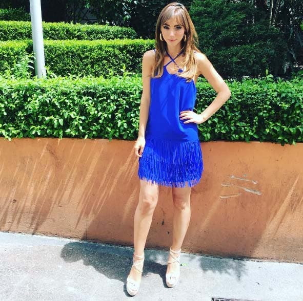 Este modelito azul eléctrico con flecos le queda increíble.