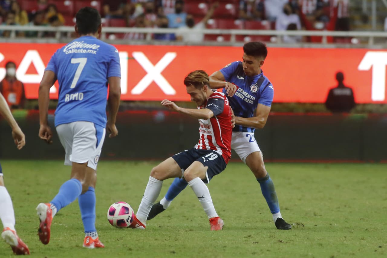 El Guadalajara rescató un empate de último minuto ante Cruz Azul que dejó ir la posibilidad de meterse entre los cuatro mejores.