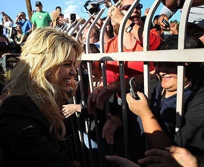 ShakiraLa colombiana fue una de las primeras en llegar a Phoenix para saber lo que pasaba tras la aprobación de la ley en abril pasado. Habló con sus fans y se interiorizó de la situación."La igualdad es entender que todos venimos del mismo sitio. Los perfiles raciales no deben ser tolerados, ni en Estados Unidos ni en ninguna parte del mundo. Estamos retrocediendo", escribió Shakira en su Twitter.
