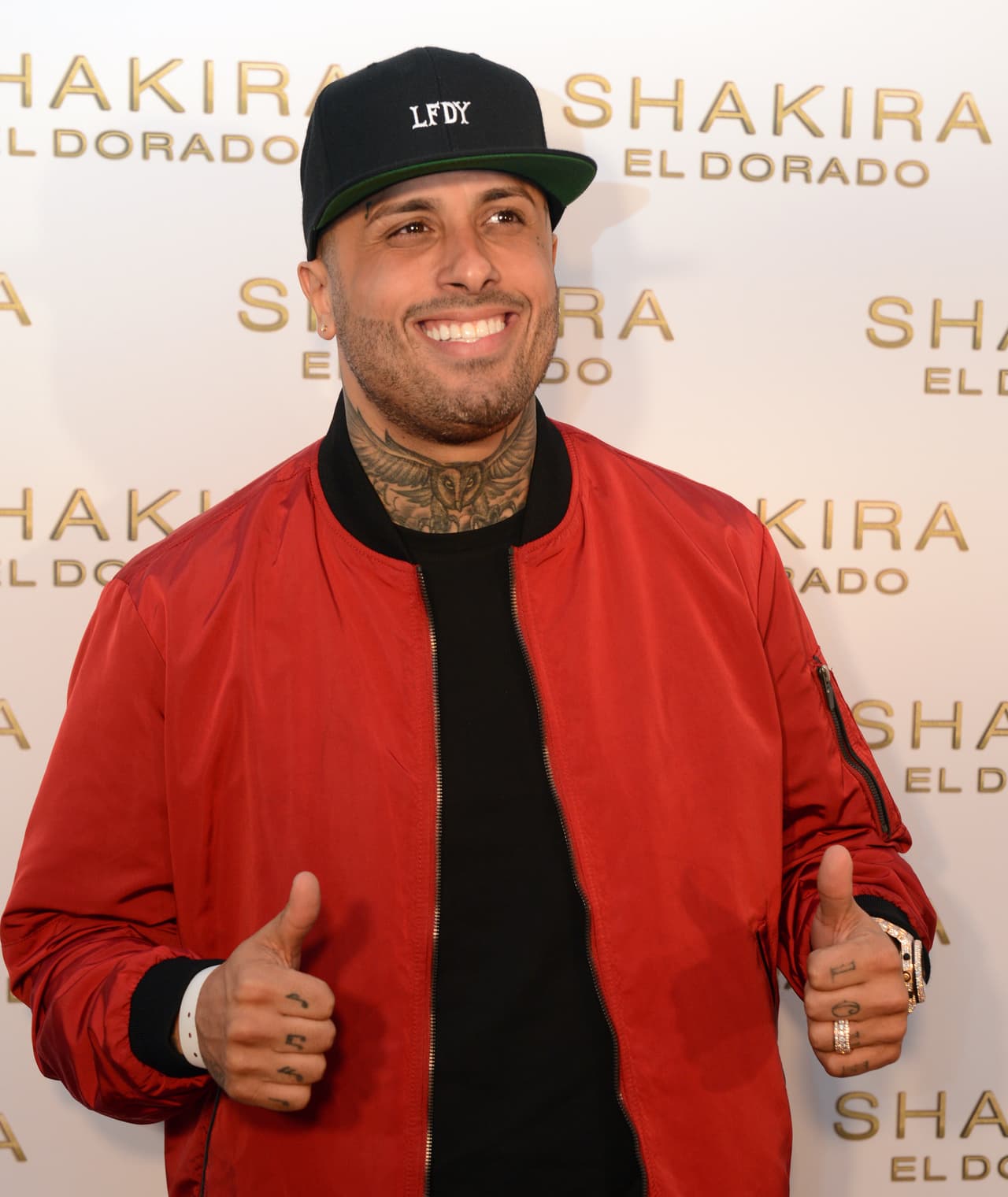 Nicky Jam dijo que trabajar con Shakira había sido "lo mejor del mundo. Creo que es una de las personas más talentosas con quien he trabajo y más difícil, porque es muy exigente, muy perfeccionista".