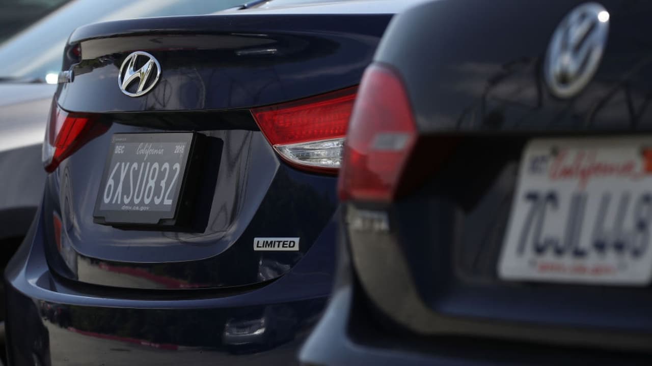 Así es como las autoridades del DMV buscan frenar el uso de placas falsas o vencidas