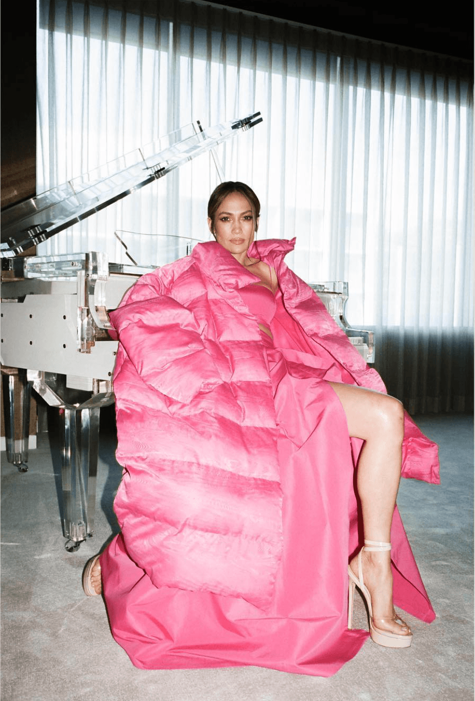 Jeniffer Lopez se vistió de rosado, con un elegante vestido satinado, perfecto para recibir la primavera y una chaqueta mas grande que el cuerpo o tambien conocida como Oversize.