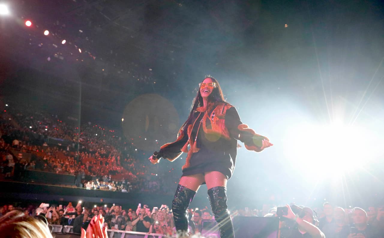 Cuando llegó el momento de cantar ‘No me acuerdo’, subió la dominicana al escenario y el público estalló en emoción.