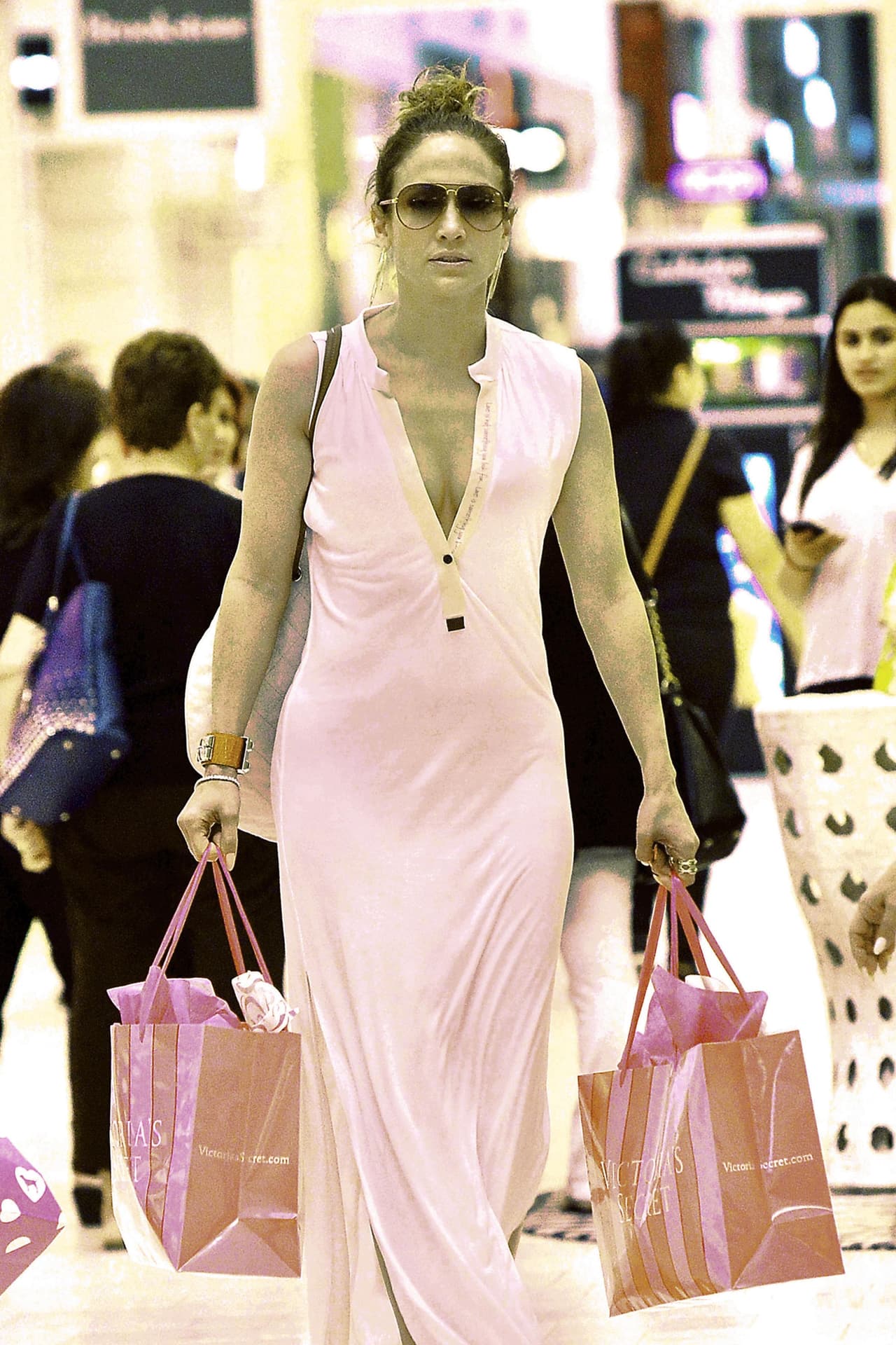 La cantante fue captada saliendo de un centro comercial con muchas bolsas de shopping. La diva compra sus prendas coquetas en Victoria's Secret.