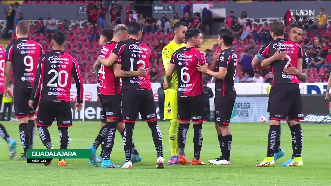 Arranca el partido y la pelota está en juego.