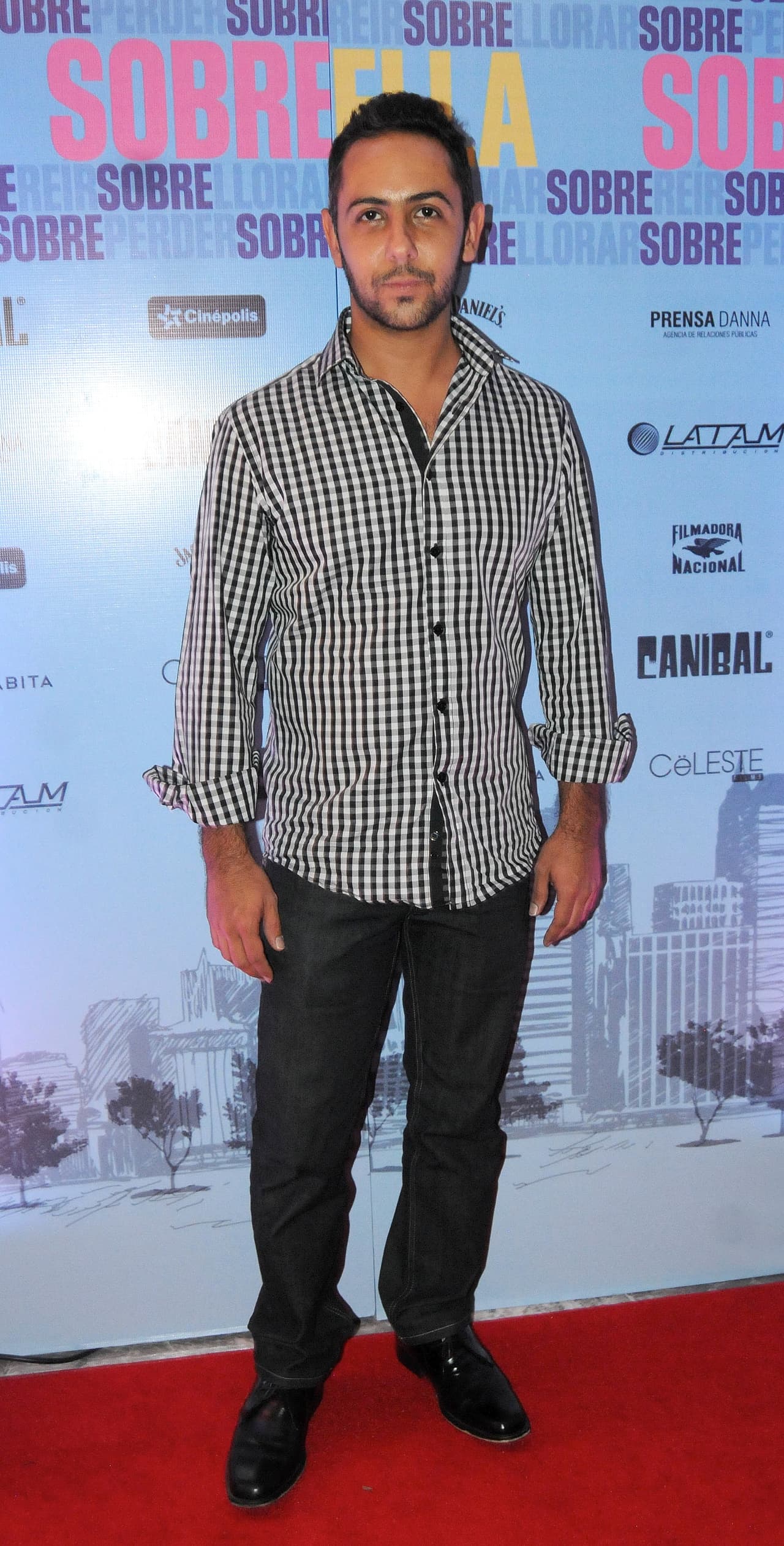 En el 2002 se graduó del Centro Universitario de Teatro de la UNAM. Poco a poco comenzaron a llegar más proyectos cinematográficos a su vida, como en el 2003 cuando obtuvo su primer protagónico en la cinta
<i>Sobreviviente</i>.