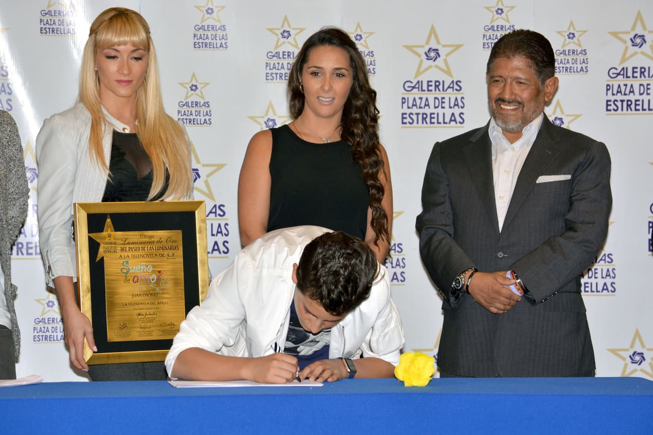 Pero lo que queda muy claro es que la novela está hecha con mucha pasión y entrega.