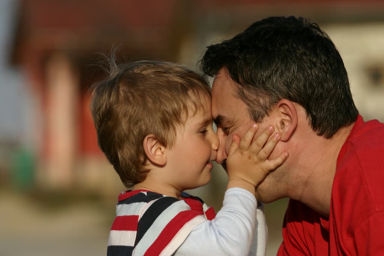 La relación de padre e hijo se complica por la necesidad de negociar la latente tensión entre la masculinidad y la intimidad.