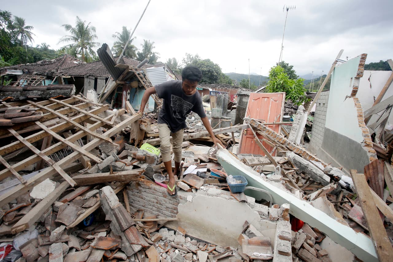 La cifra de muertos no deja de aumentar. Las autoridades indonesias elevaron este sábado a 387 el número de muertos, a 13,688 el de heridos y a 387,067 el de desplazados por el terremoto de magnitud 6,9 que azotó el día 5 la isla de Lombok y las réplicas que le han sucedido.