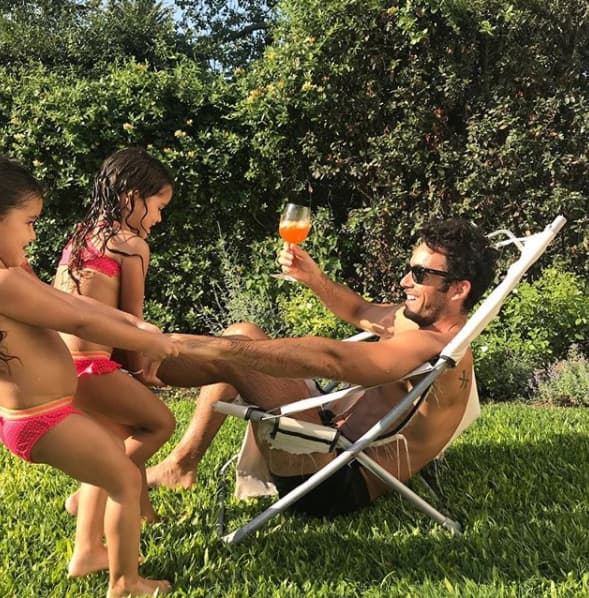 Erin nació el 27 de febrero de 2013 y Regina
<i> </i>nació el 17 de agosto de 2014 así que tienen 4 y 3 años respectivamente.