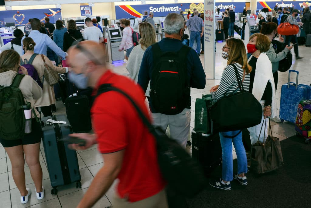 Viajeros en el aeropuerto de Filadelfia afectados por cancelaciones de vuelos de Southwest Airlines