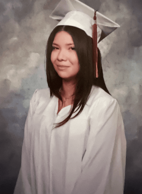 Ashley García se gradúa este viernes 22 de mayo de Nogales High School. "Toda su familia está muy orgullosa de ella. 
<b>Sus padres, hermanos, novio, abuelos, tías y todos sus primos la mandan felicitar por este día tan especial</b>".